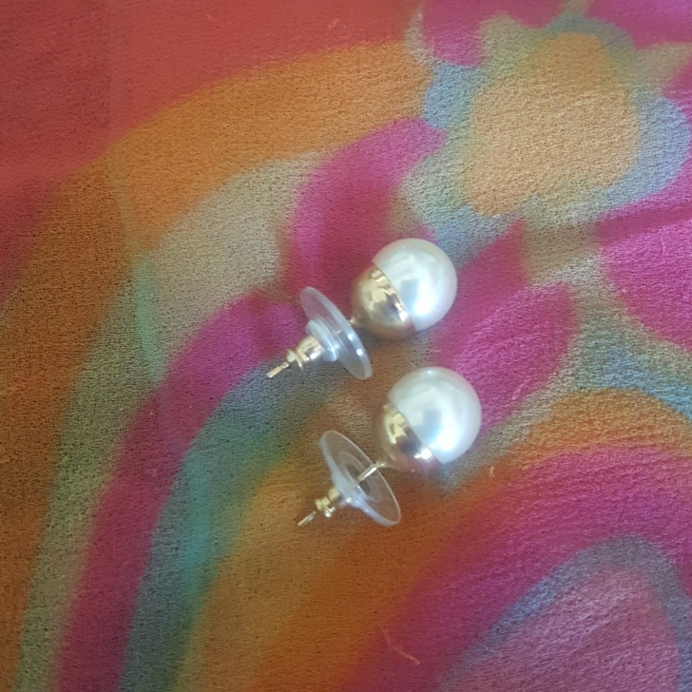 Vintage Pearl and Gold Earrings.
